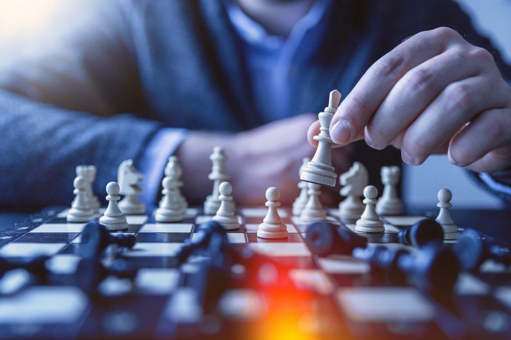 Person playing chess to illustrate how to develop a content marketing strategy.